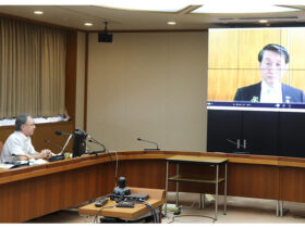オンラインで全国知事会に参加した玉城知事＝11日午前、県庁