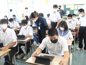 タブレットが生徒１人１台が配布され、初期設定を行った＝28日、石垣第二中学校