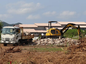 石垣市役所新庁舎の開庁に合わせ、建設工事が始まった旧空港跡地線＝１日、石垣市真栄里