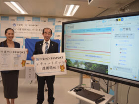 記者会見した西大舛町長と綱川代表取締役＝21日午後、竹富町役場仮庁舎