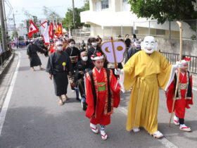 いしゃなぎら詰願祭が行われ、行列をなして地域内を練り歩いた＝２４日、宮鳥御嶽周辺