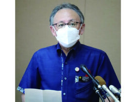 記者会見する玉城知事＝28日、県庁