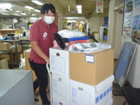 新庁舎への引っ越しに向け、荷物を運ぶ職員＝８日午後、現庁舎