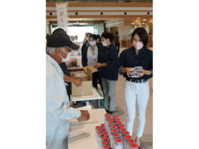 沖夢紫の焼イモパック約１０００個と請福酒造のイムゲー６６０個を無償配布された＝16日、石垣市役所