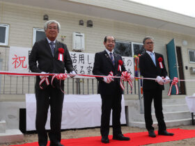 テープカットで完成を祝う（左から）株式会社ジャカコン西日本の上運天賢勇代表取締役社長、西大舛髙旬町長、浦内公民館の前津芳生館長＝21日、竹富町上原（浦内）