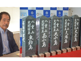 ㊨尖閣諸島に設置するため、石垣市が製作した標柱＝８月23日㊧インタビューに応じる仲間氏＝２日午前、市議会