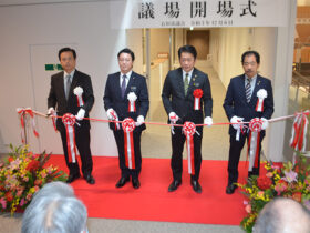 新議場のテープカットを行う（左から）石垣副議長、平良議長、中山市長、仲間議会運営委員長ら＝６日午前