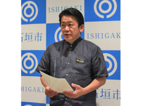子育て世帯臨時特別給付金を全額現金で給付する方針を発表した中山市長＝８日午後、石垣市役所内