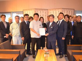 中山氏に出馬を要請する石垣市商工政治連盟のメンバー＝９日午後、市役所