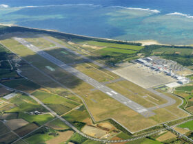新石垣空港。市は第５次総合計画案に滑走路延長や国内線ターミナル拡張などの方針を盛り込んでいる＝２０１３年１月、共同通信社機から