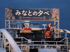平田なぎささんが船上ライブでイベントを盛り上げた＝18日、離島桟橋特設会場