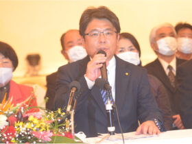 市長選に出馬表明する砥板氏＝26日午後、市内ホテル