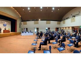 尖閣諸島開拓の日式典が開かれ、中山義隆石垣市長が式辞を述べた＝14日、市民会館中ホール