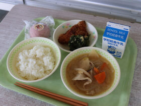 地元食材を使った給食が提供された＝27日、石垣第二中学校