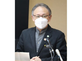 記者会見する玉城知事＝３日午後、県庁