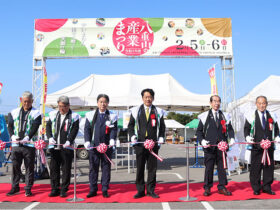 「八重山の産業まつり」で八重山３市町の首長や商工会長がテープカットを行った＝５日、マックスバリューやいま店駐車場