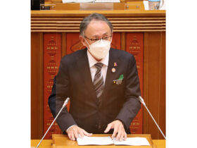 所信表明する玉城デニー知事＝15日、県議会