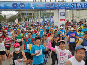 フル、ハーフが午前８時半に一斉にスタートした＝20日、市中央運動公園