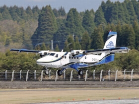 石垣―波照間路線の運航が計画されている第一航空のツインオッター＝八尾空港