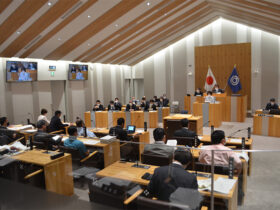 市議会３月定例会の最終本会議が開かれた＝28日午前、議場