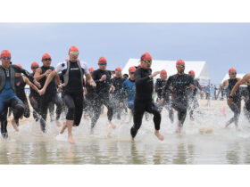 石垣島トライアスロン２０２２でシード選手35人が一斉にスタートした＝17日、南ぬ浜人工ビーチ