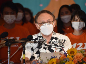 県知事選へ出馬表明する現職の玉城氏＝11日、那覇市のロワジール