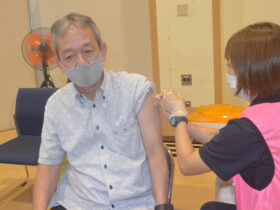 新型コロナウイルスの４回目接種が行われている＝１日午後、市健康福祉センター